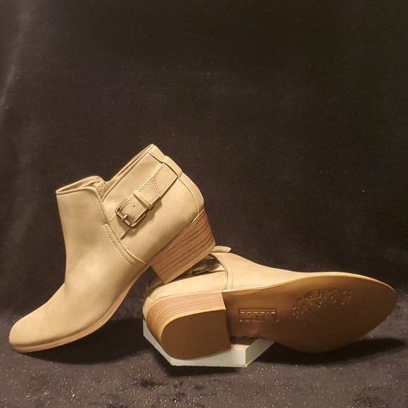 Stylish Booties - Picture 6 of 6